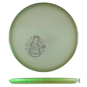 Disc golf disc with beaker design